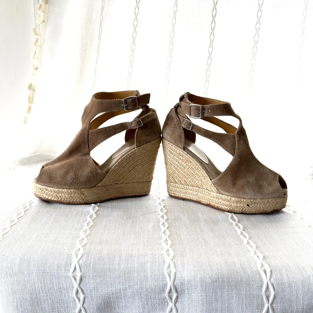 Bettye Muller Women’s Tan Suede Wedge Platform /Espadrille Shoes Size 9.